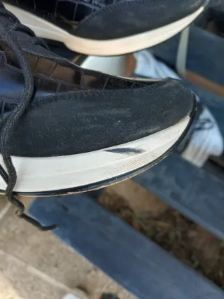 Zapatillas cuña negras y doradas