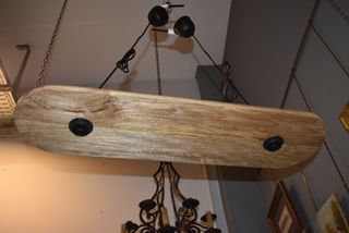 Lampada in legno con due luci da biliardo