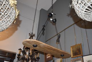 Lampada in legno con due luci da biliardo