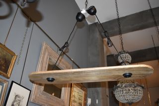 Lampada in legno con due luci da biliardo