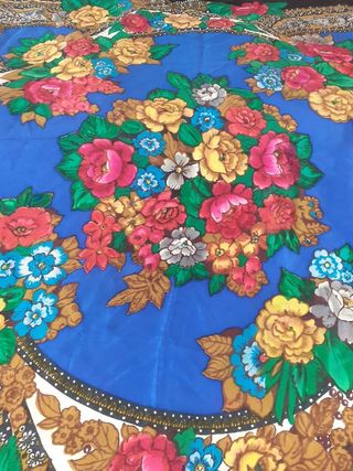 Sciarpa russa floreale con nappe