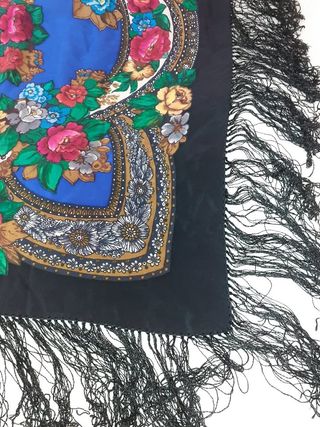 Sciarpa russa floreale con nappe