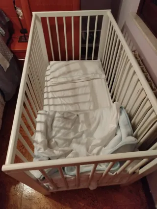 Cuna blanca con colchón viscoelástico