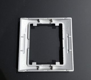 Marco embellecedor plateado