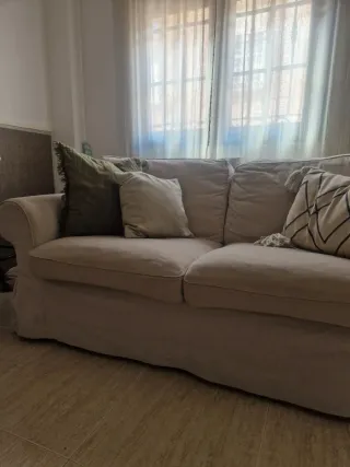 Sofá de 2 plazas beige + funda en gris antracita .