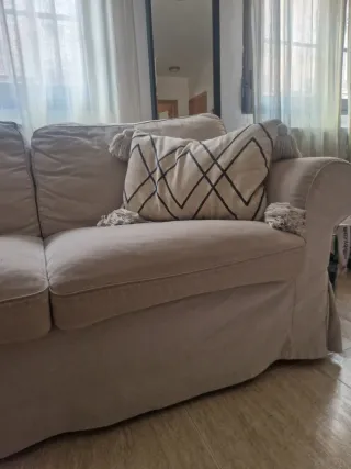 Sofá de 2 plazas beige + funda en gris antracita .