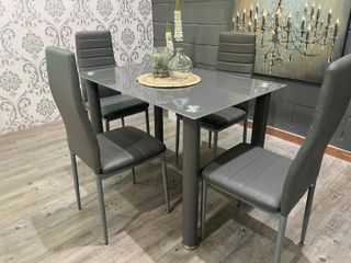 Mesa comedor gris con 4 sillas