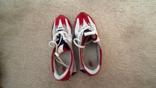 New Balance sapatilhas vermelhas e brancas