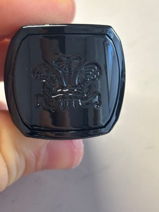 Colonia negra con sello