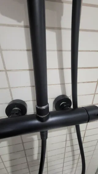 Columna Ducha Camargue Natur Negra + cesta de baño