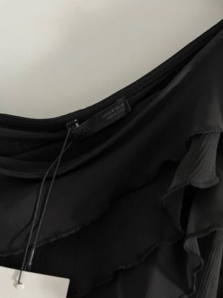 Top asimétrico volantes ZARA TallaM. NUEVO.