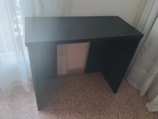 Escritorio negro de madera