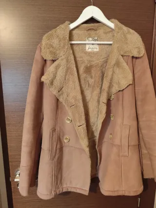 Chaqueta beige con cuello de pelo