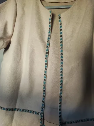 Chaqueta Beige con Bordado Multicolor