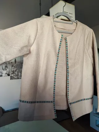 Chaqueta Beige con Bordado Multicolor