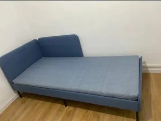 Cama Ikea Blakullen con colchón y ropa de cama