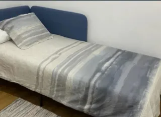 Cama Ikea Blakullen con colchón y ropa de cama