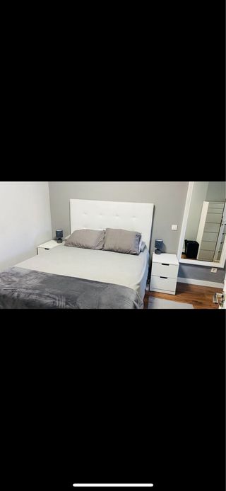 Cama con canapé de tela y madera. Colchón incluido