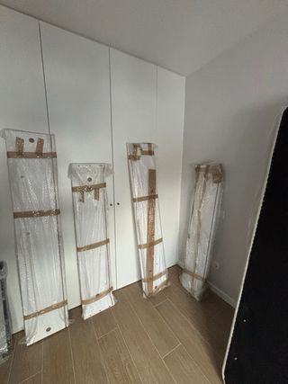 Cama con canapé de tela y madera. Colchón incluido