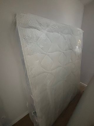 Cama con canapé de tela y madera. Colchón incluido
