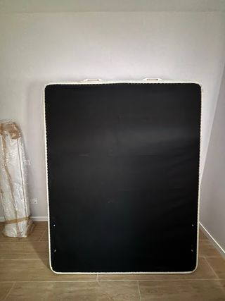 Cama con canapé de tela y madera. Colchón incluido