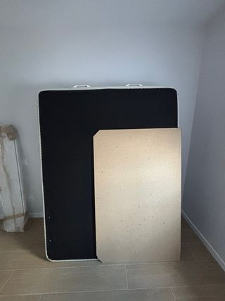 Cama con canapé de tela y madera. Colchón incluido