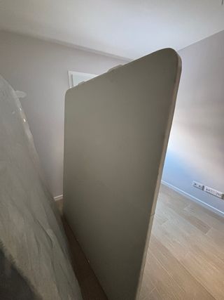 Cama con canapé de tela y madera. Colchón incluido