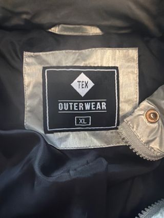 Cazadora acolchada plateada