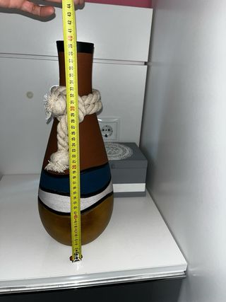 Jarrón de arcilla con cuerda decorativa