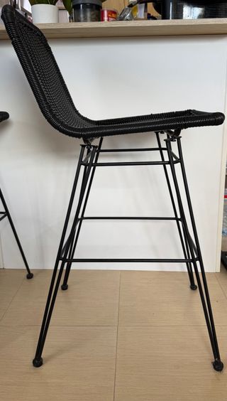 Taburetes de bar negros metal y mimbre