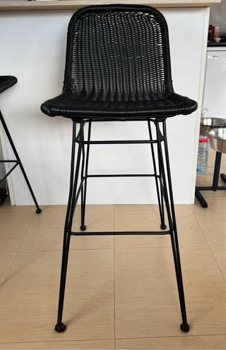 Taburetes de bar negros metal y mimbre