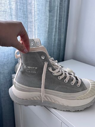 Converse grises y blancas