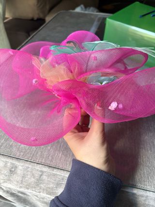 Tocado de fiesta fucsia, turquesa y beige