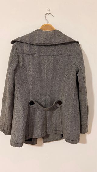 Abrigo cruzado gris y negro