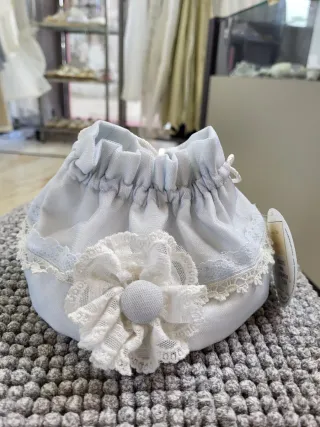 Bolsito de tela blanco con encaje