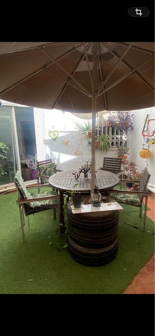 Mesa redonda de teka con 4 sillas