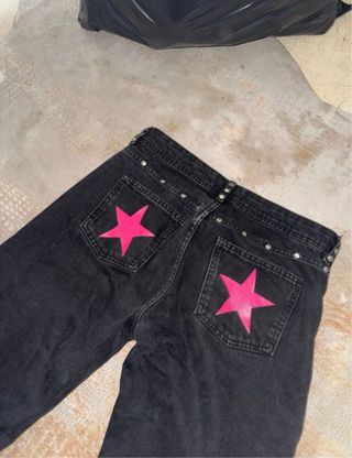 Pantalones negros anchos con estrellas rosas