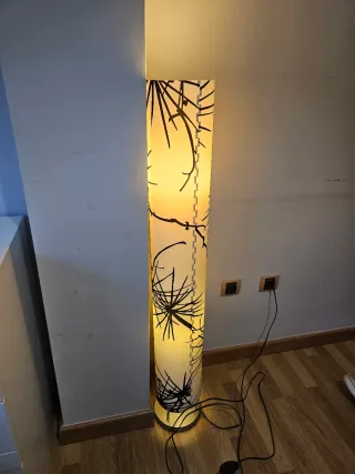 Lámpara de pie papel y plástico