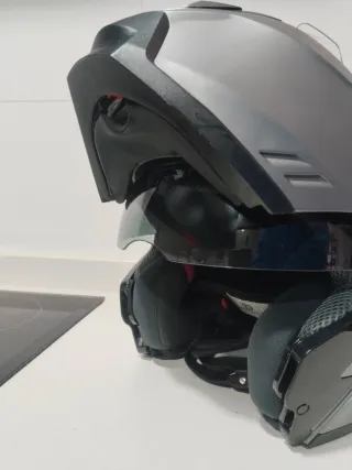Casco modular de moto gris