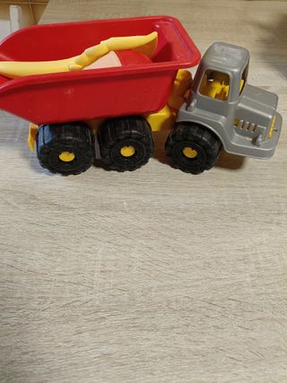 Camión volquete de juguete para playa