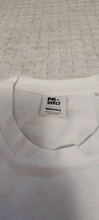 Camiseta Poi+Keely de Bershka