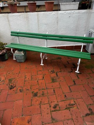 Banco de jardín verde y blanco