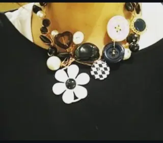 Collana con bottoni colorati