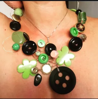 Collana con bottoni colorati