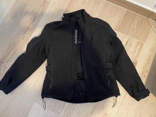 Chaqueta de moto negra marca Rainers