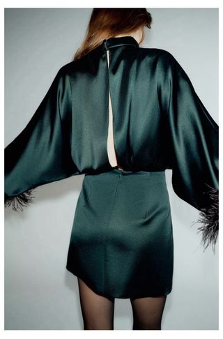 Vestido corto satén con plumas verde oscuro