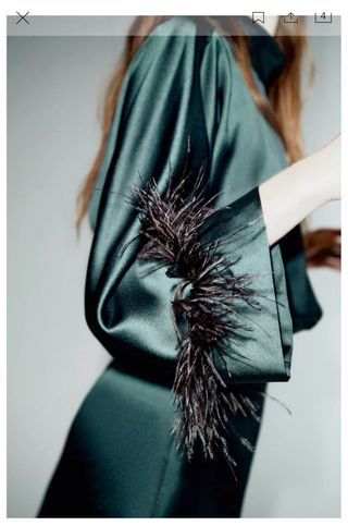 Vestido corto satén con plumas verde oscuro