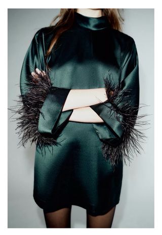 Vestido corto satén con plumas verde oscuro