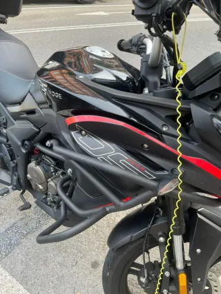 Moto Voge 300DS Negra y Roja