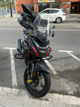 Moto Voge 300DS Negra y Roja